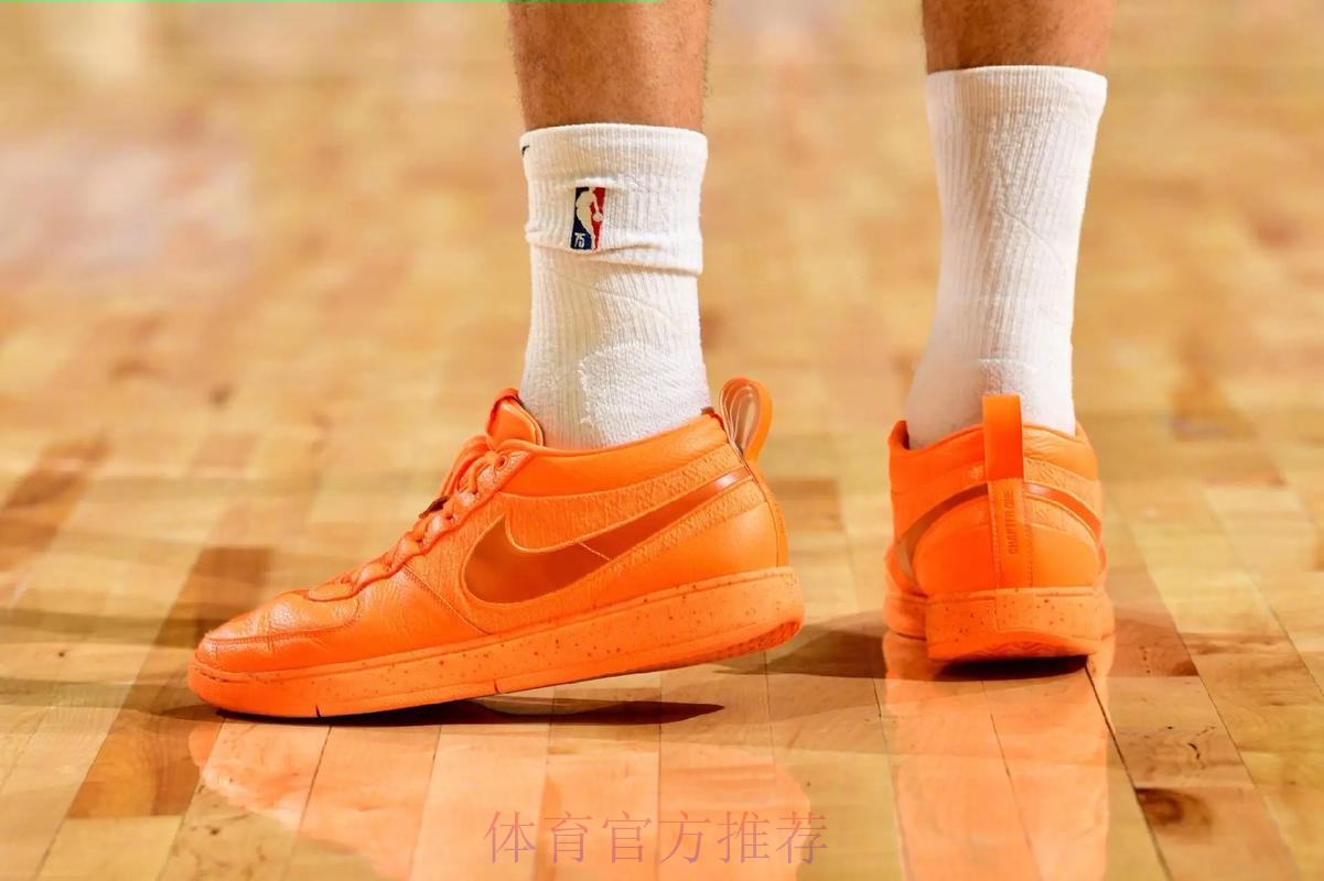 布克穿着黑橙色BOOK2，得到17分3篮板8助攻